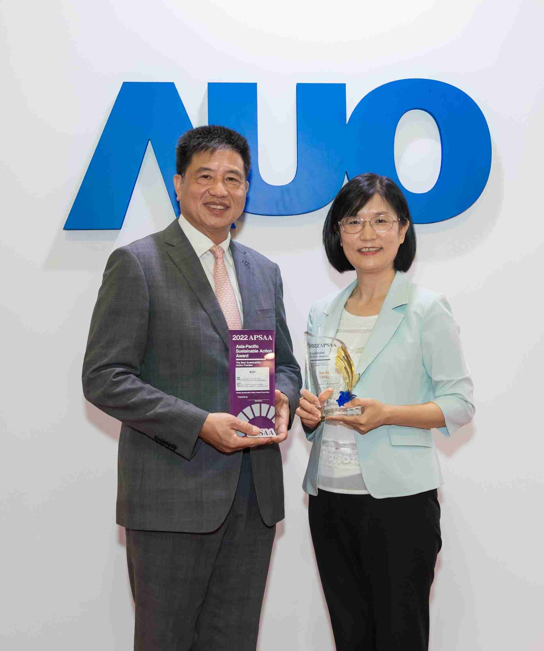 冰球突破长期垫筑永续远景的基石，，，透过ESG暨气候委员会逐步实践永续策略蓝图。。其中，，，冰球突破光电永续长古秀华带领团队、、制定中长期目标，，，缔造多面向亮眼表现，，获得「顶尖永续长奖」的个人奖殊荣（左：冰球突破光电董事长暨执行长彭双浪，，右：冰球突破光电永续长古秀华）