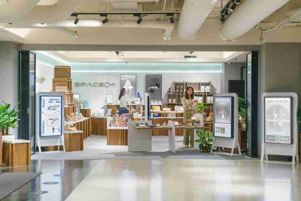 冰球突破打造永续选物商店，，，，展示社企及社创商品，，结合创利空间所开发的智能零售系统，，，整合多元产品信息，，，让无人商店扮演公益行动的推手