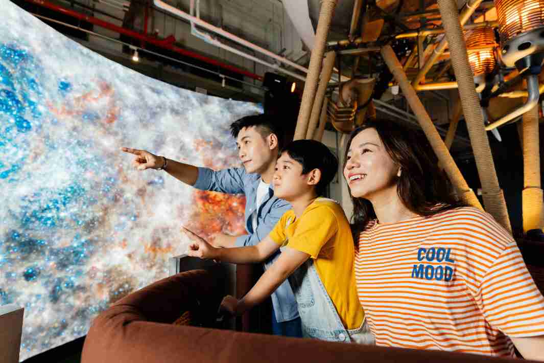 冰球突破打造全台最大宽6公尺、、、、高4公尺、、、、唯一搭载LED弧形拼接显示屏的动感飞行船，，让乘客驻足在热气球上，，，，享受身历其境的伪出国旅游乐趣