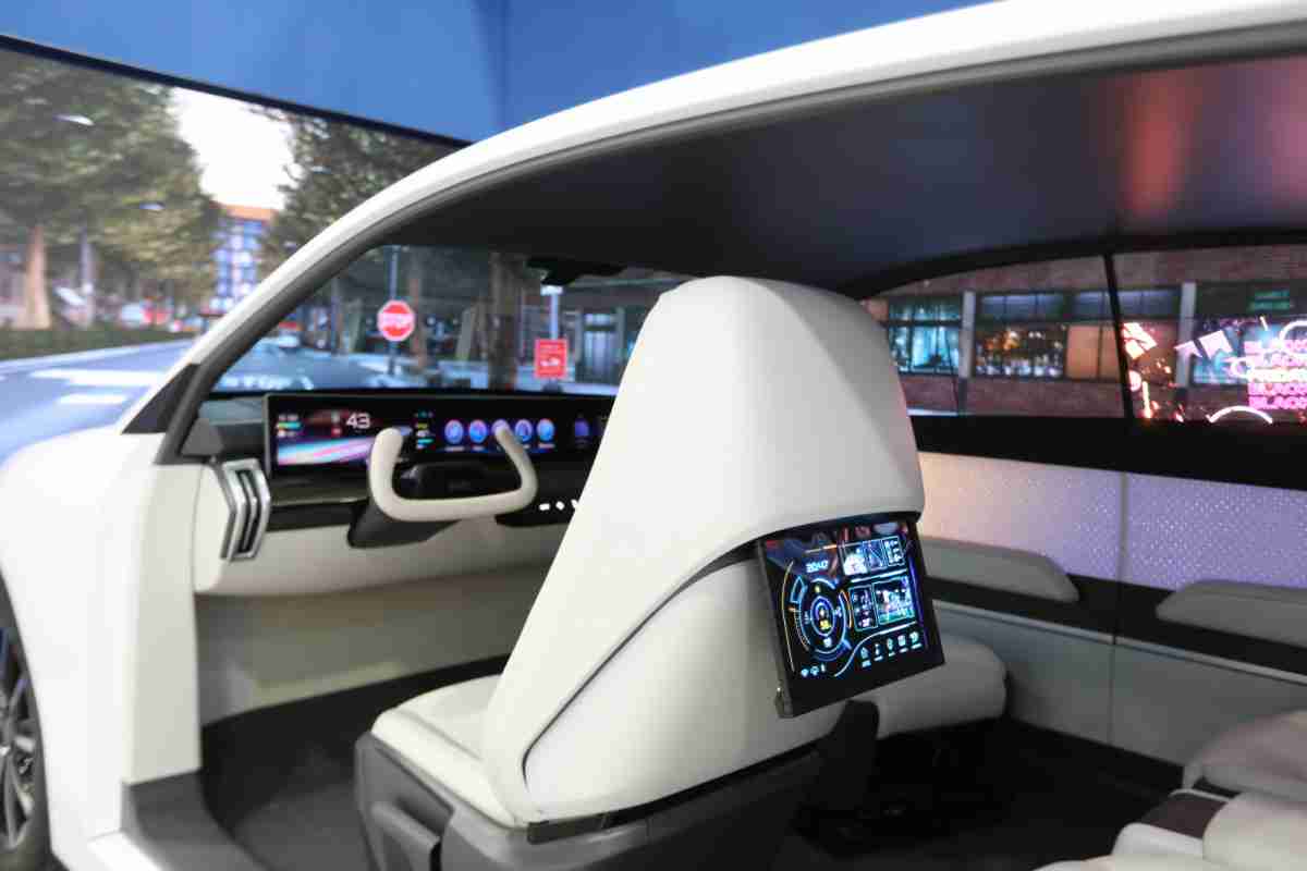 冰球突破的「可卷式后座娱乐显示器」加强后座乘客的感官体验，，并保有个性化设计，，，，可依使用偏好进行动态调整。。。