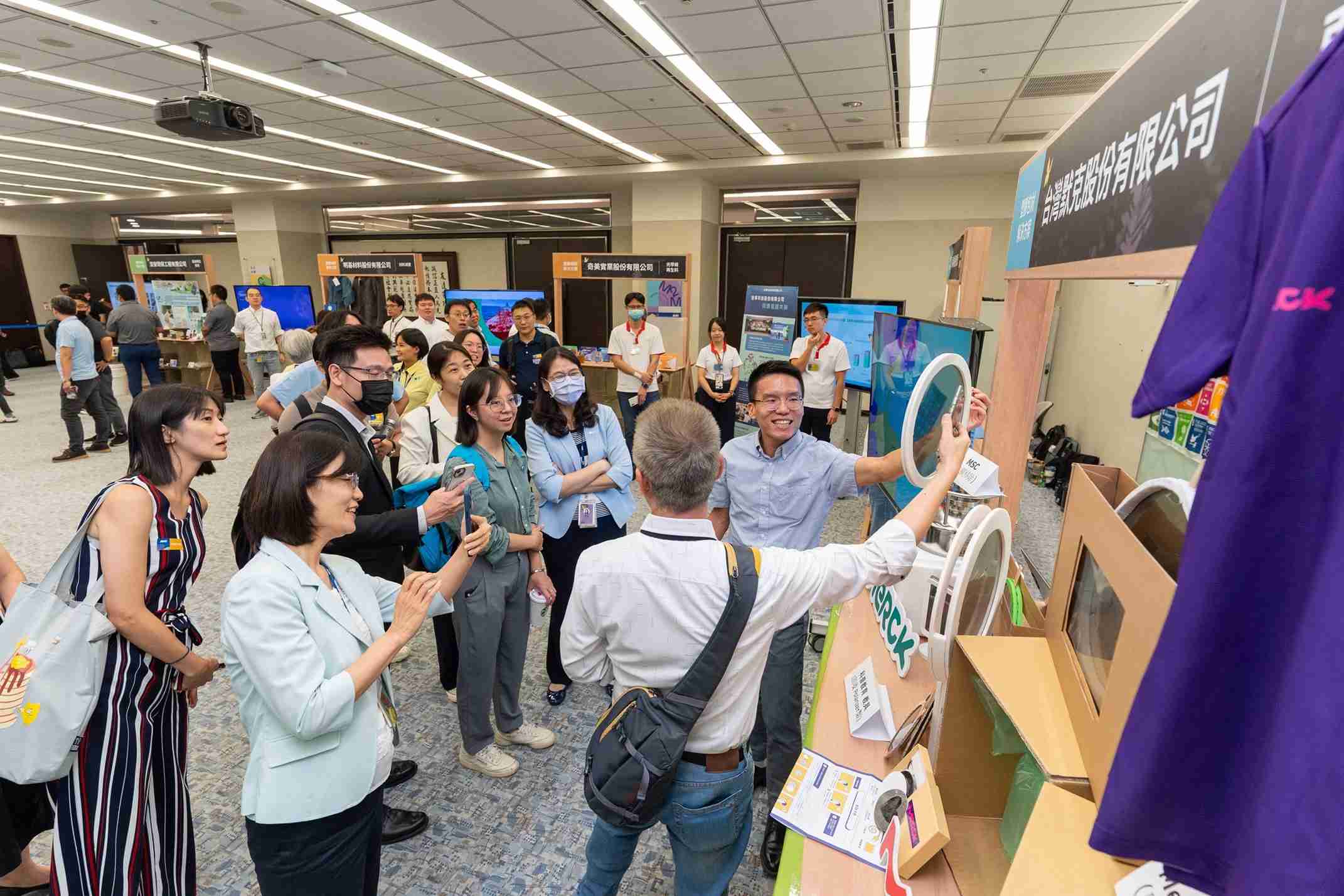 冰球突破连手产业伙伴策划首届生态圈联展，，，，展示如何将废塑料循环再利用，，，创新解决方案包括：塑料包材再生与循环使用、、再生塑料研发及应用、、、、废塑料回收再生技术、、、、减塑生活提案等