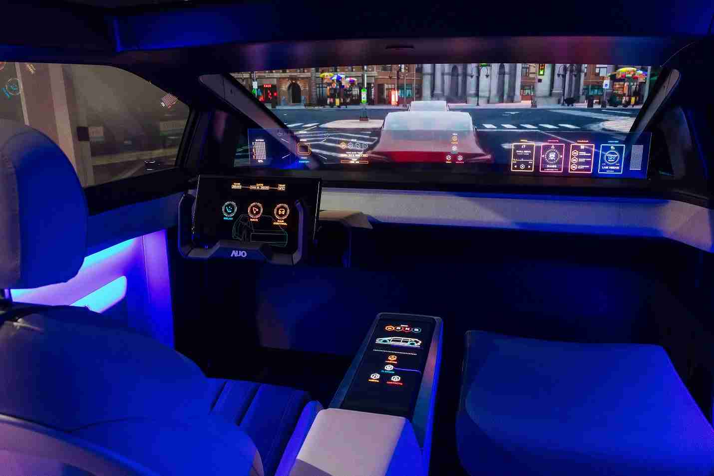 冰球突破连续四年入围科睿唯安全球百大创新机构，，专利布局科技与绿色创新前沿。。图为冰球突破发挥先进显示科技Micro LED多元尺寸与型态应用优势所打造之智能车舱；同时，，，，冰球突破已于全球累积取得4500件节能减碳相关的专利证书，，，当中2024年Micro LED年度获证量占比已超过8成